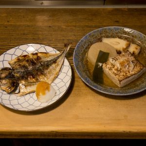 干物は、アジ、かます、鮭ハラスがそろう。くさやも人気。アジの干物650円、おでん700円。