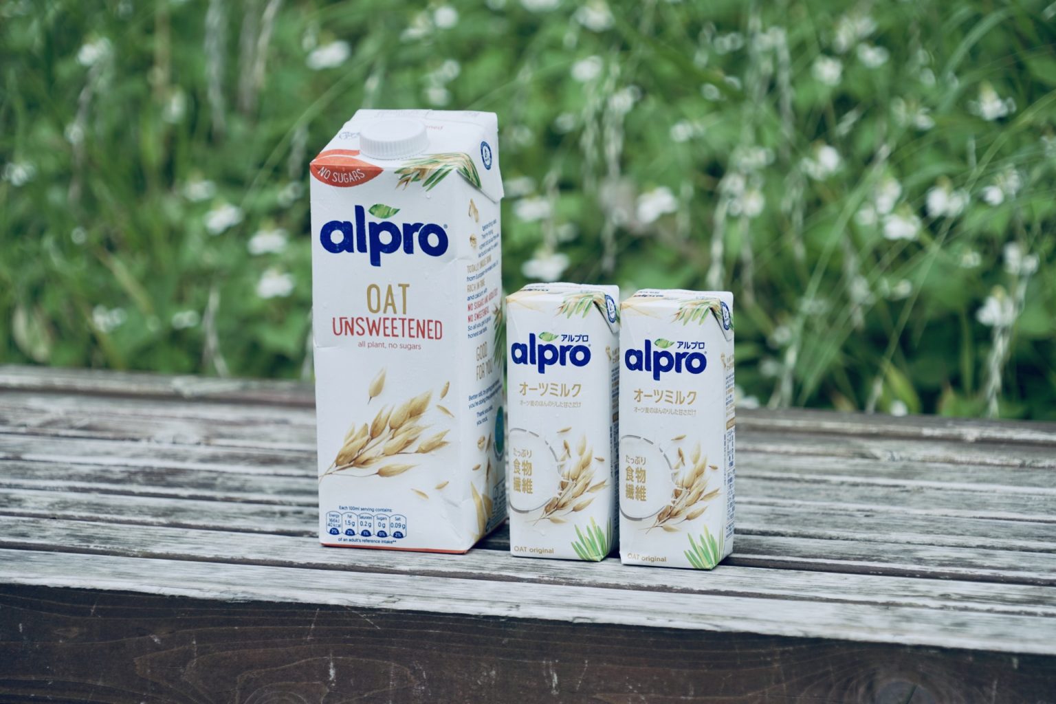 「ALPRP（アルプロ）たっぷり食物繊維 オーツミルク ほんのり甘いおよび砂糖不使用」1,000mlと、「ほんのり甘い」 250ml。日本ではダノンジャパンから発売中。※オープン価格