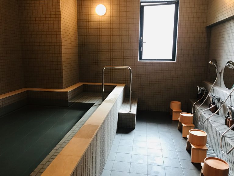 施設2階の大浴場は、準天然温泉「光明神々温泉」を採用。“光明石”を入れたお湯は、肩こりや腰痛などに効果が期待できます。都内で本格的な温泉に浸かれるなんて、これだけで価値あり！