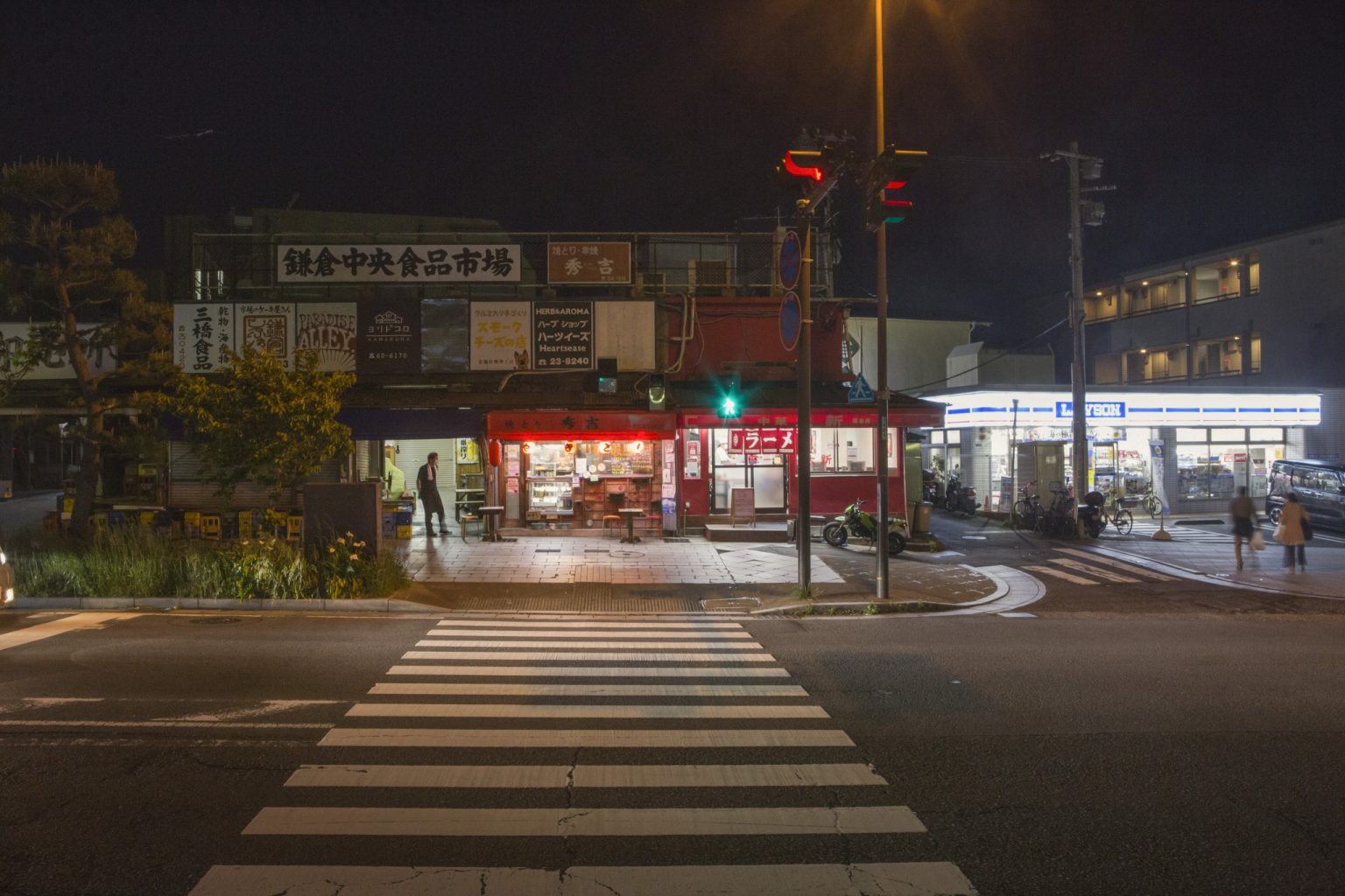 〈大新鎌倉店〉は農協連即売所に隣接。深夜までやっているので飲んだあとにも。夜、バイクや車で前を通ったときの赤い灯は、鎌倉の夜のランドマーク的存在。