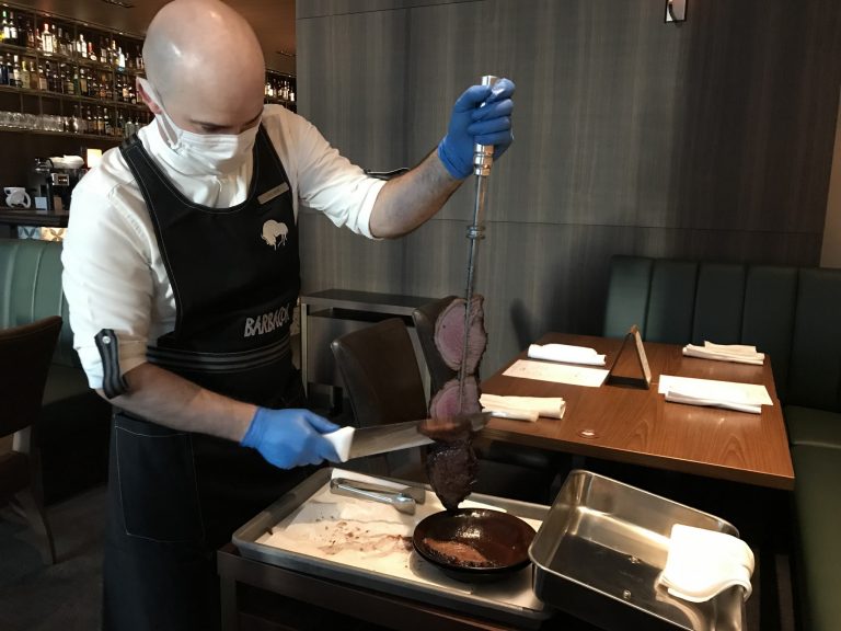 スタッフが目の前で串から切り出してくれます。 バルバッコア 虎ノ門
