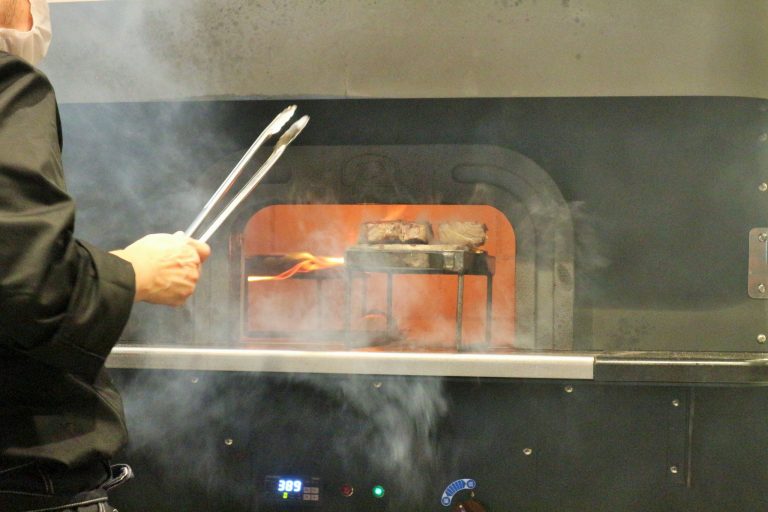 肉や貝はそのまま窯へ。レンガの上で食材を焼き上げる新しい調理法です！