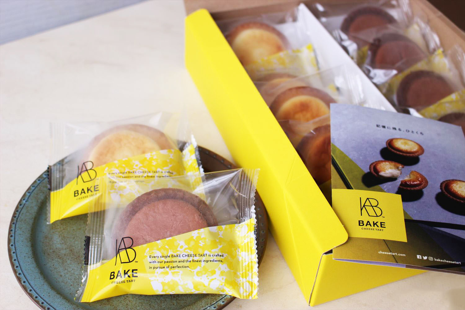 BAKE CHEESE TART チーズタルト10P BOX／2,500円（チーズタルト・チョコレートチーズタルト各5個）。