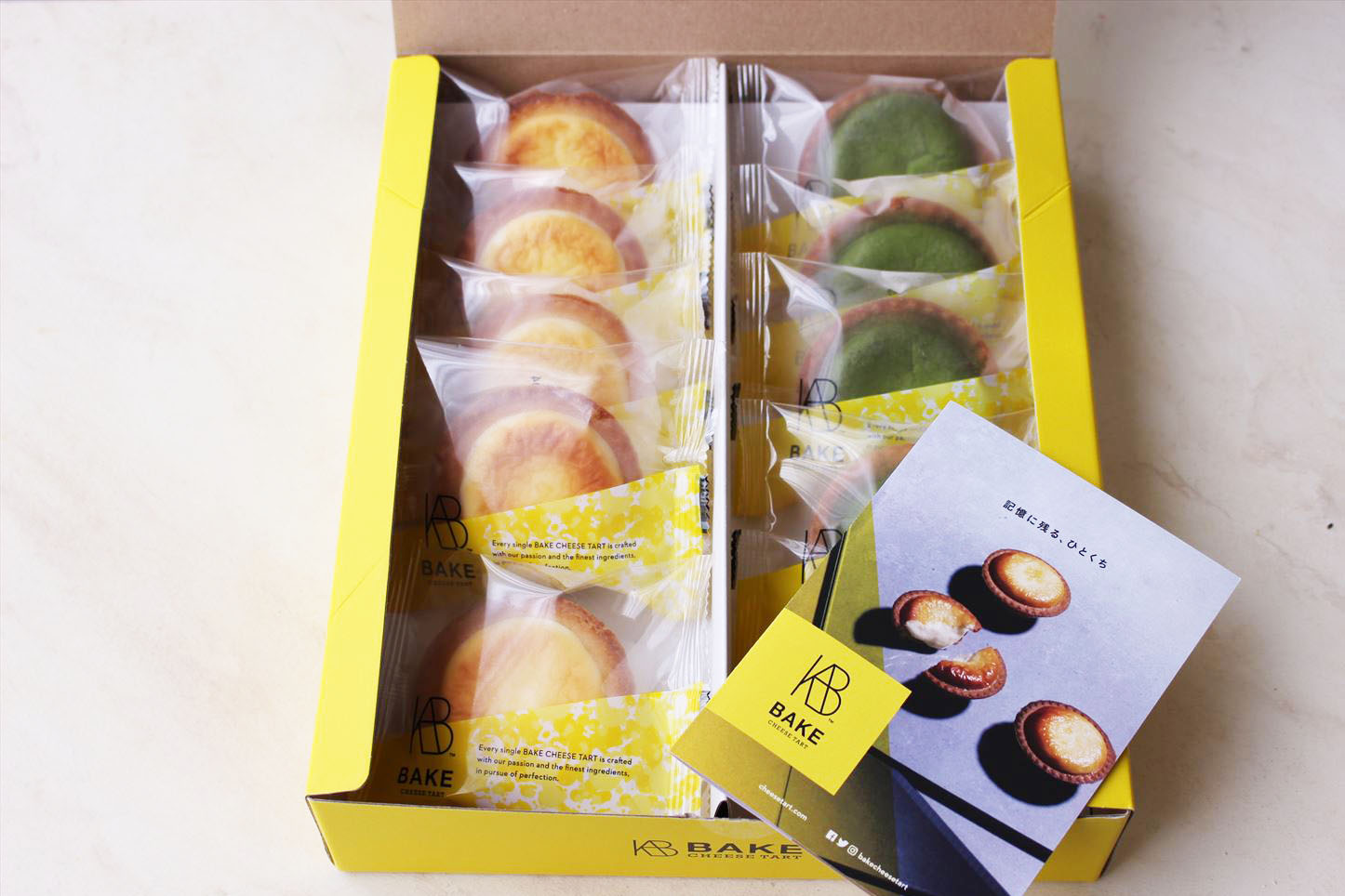 BAKE CHEESE TART チーズタルト10P BOX／2,500円（チーズタルト・抹茶チーズタルト各5個）。
