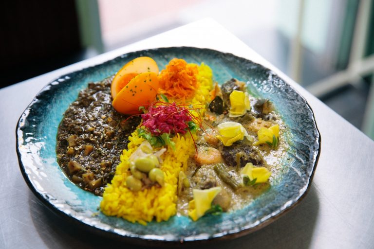「二種盛りカレー」980円 銀座 スパイシーカリーハウス 半月
