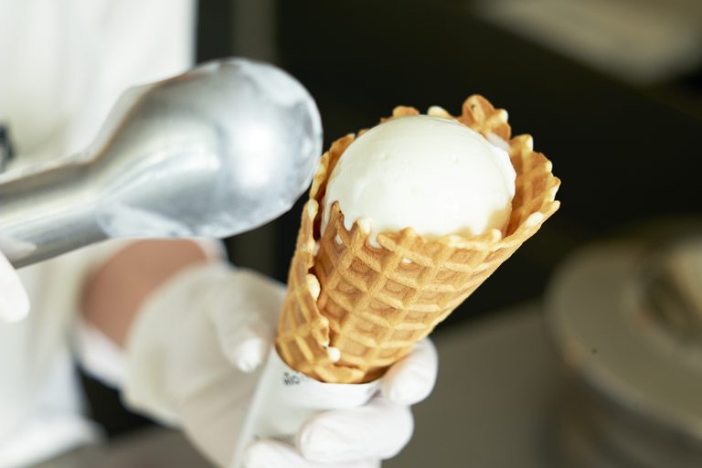 〈HiO ICE CREAM〉のアイスの原料は、全国50カ所を超える生産者のもとへ足を運び、直接買い付けたものばかり。旬はもちろん、食べる季節の気温や湿度まで考慮し、どのような硬さ、甘さのアイスが良いのかをそれぞれ決めていくのだとか。