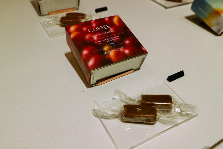 「アロマ生キャラメル(12個入)」2,200~2,400円(フレーバーにより異なる)。 横浜 MAISON CACAO