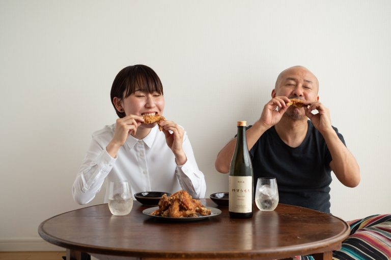 手羽先にかぶりつく2人! ケンタッキーのCMみたいな食べっぷり! OLYMPUS DIGITAL CAMERA