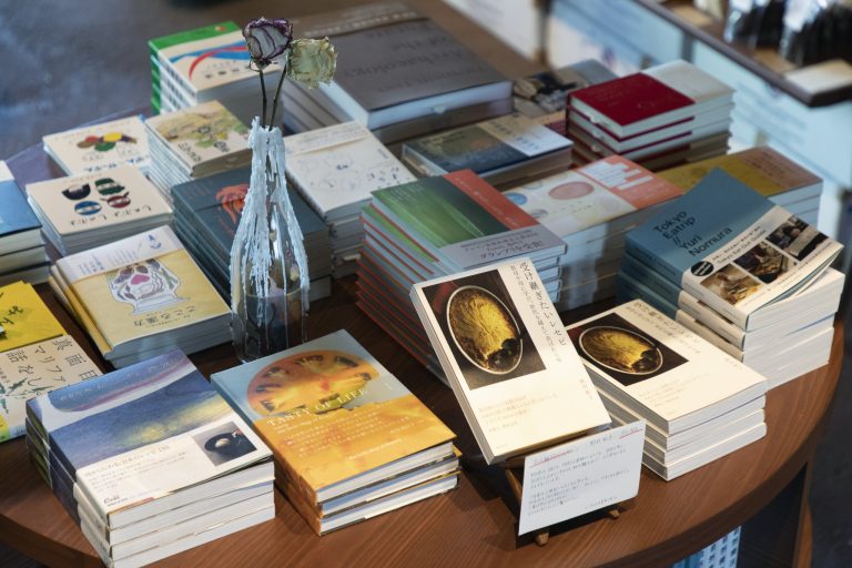 野村さんの著書や「seed club」のゲストの著書なども。 〈eatrip soil〉表参道