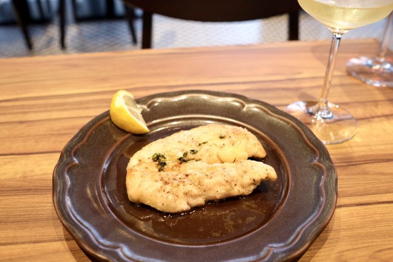 「梅肉天龍鶏ささみのポッロ・アル・ブッロ」1,250円と「PIERSANTI "チェントゥーノ ペルチェント"ヴェルディッキオ クラッシコ スペリオーレ DOC」グラス700円。 ペッシェドーロ ハレザ池袋店