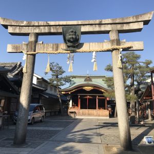 〈恵美須神社（京都）〉の鳥居には、えびす様とお賽銭を投げ入れる箕（み）が！