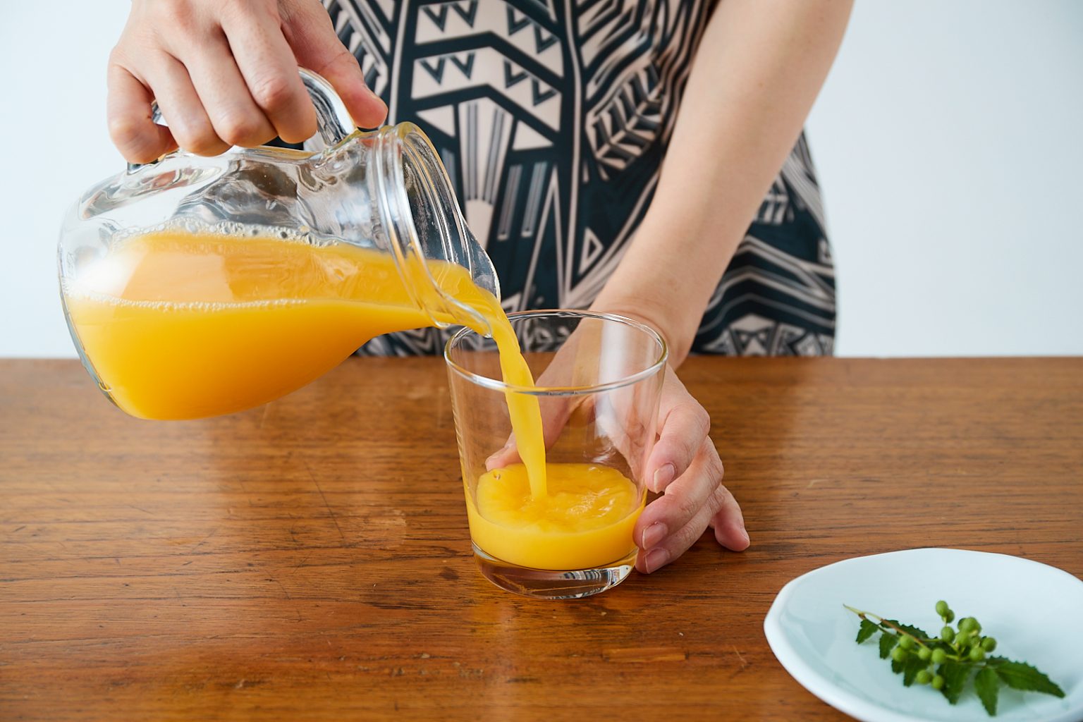 1.オレンジジュースをグラスの半分くらいまで注ぐ。