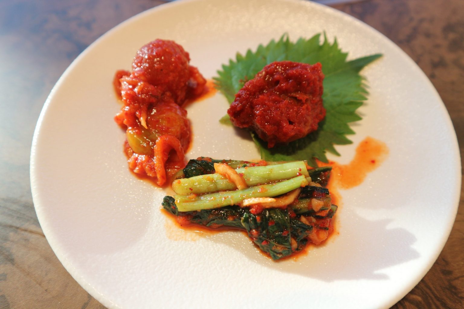 紀州A等級の梅干しや、江戸菜、トマトを使ったキムチ3種類。