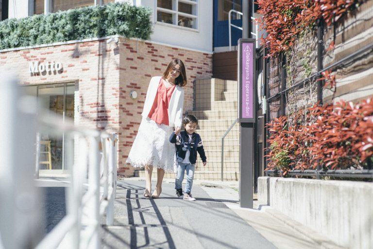 女性が多い職場のため子連れで出社するメンバーも多く、仕事の合間に代わる代わるみんなで面倒を見てくれるため、助かるそう。 【〈プラスカラー〉代表取締役】佐久間映里さん
