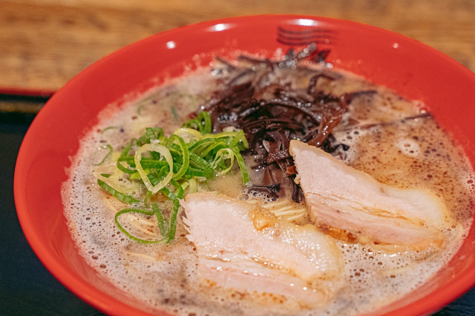 博多からは東京初出店の「博多新風」。黒マー油の効いたとんこつ味にかための細麺が絡んで最高！