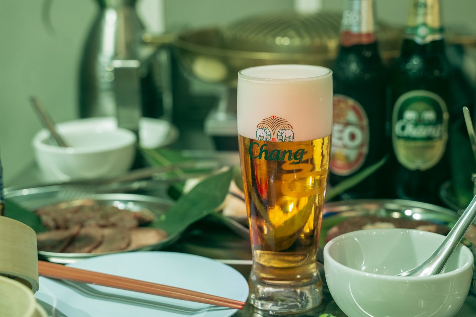タイから日本初上陸の「チャーンビール」。日本人の味覚にも合うスッキリとした飲み口で、疲れた体に効きます！日本で飲めるのはここだけ。