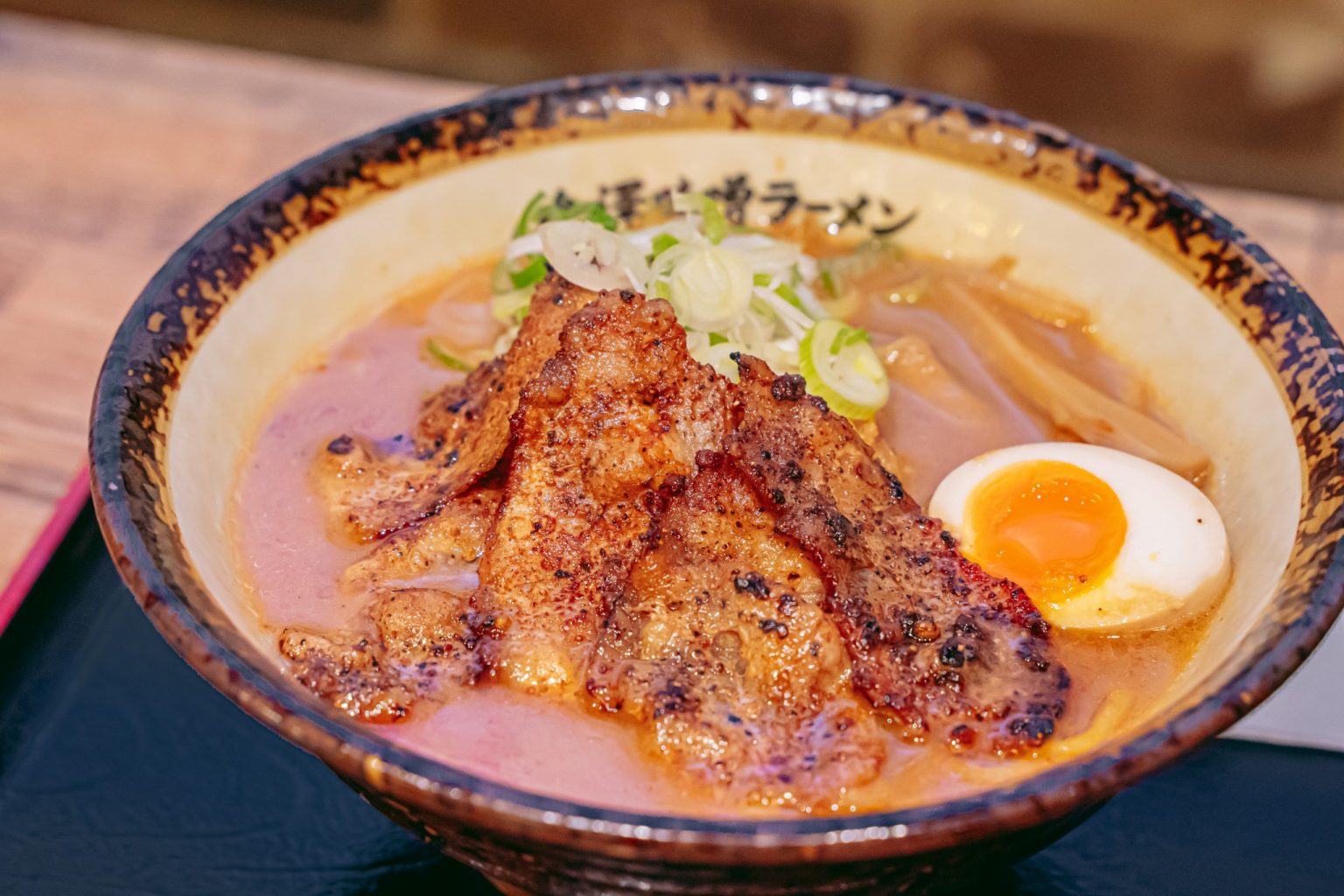 金沢からは、石川県で大人気の〈金澤神仙〉。他の二つとは違いどろっと濃厚な味噌ベースのスープにちぢれ麺が絡んだガッツリ系。炙ったバラ肉が負けじと存在感を放って満足感がすごい…！