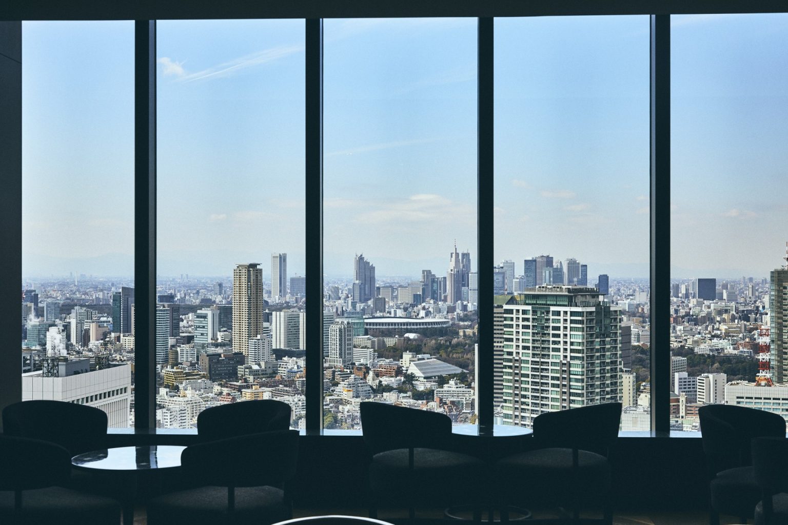 「オークラプレステージタワー」最上階にはバーラウンジ〈スターライト〉が。東京タワーの展望台よりも高い41階からは新国立競技場ほか、東京の大パノラマを望む。昼間はランチやデザートが楽しめる。