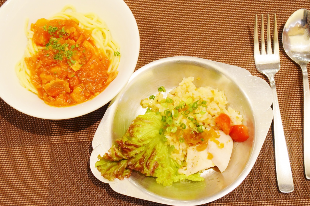 左から「ベーコンと夏野菜のパスタ」、「カオマンガイ風ピラフ」。