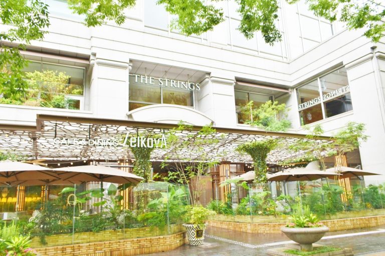 外国人も多く行き交う表参道沿いの〈カフェ&ダイニング ゼルコヴァ〉。 北青山〈ザ ストリングス 表参道〉