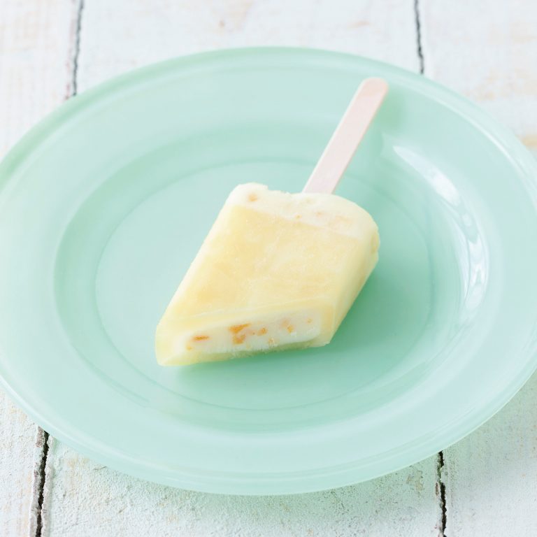 外側はレモンとピーチ風味のシャーベット、中はリッチなレアチーズとレモンピールのほろ苦さを感じるまろやかアイス。贅沢なレモンピール使いがアクセントに。 Hanakoコラボアイス レモネード