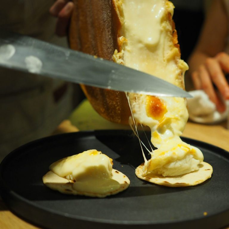 「ラクレットのケサディアとマッシュポテト」。自家製のトルティアの上に、専用の機器で焼いた香ばしいフランス産ラクレットチーズを目の前でたっぷりと！