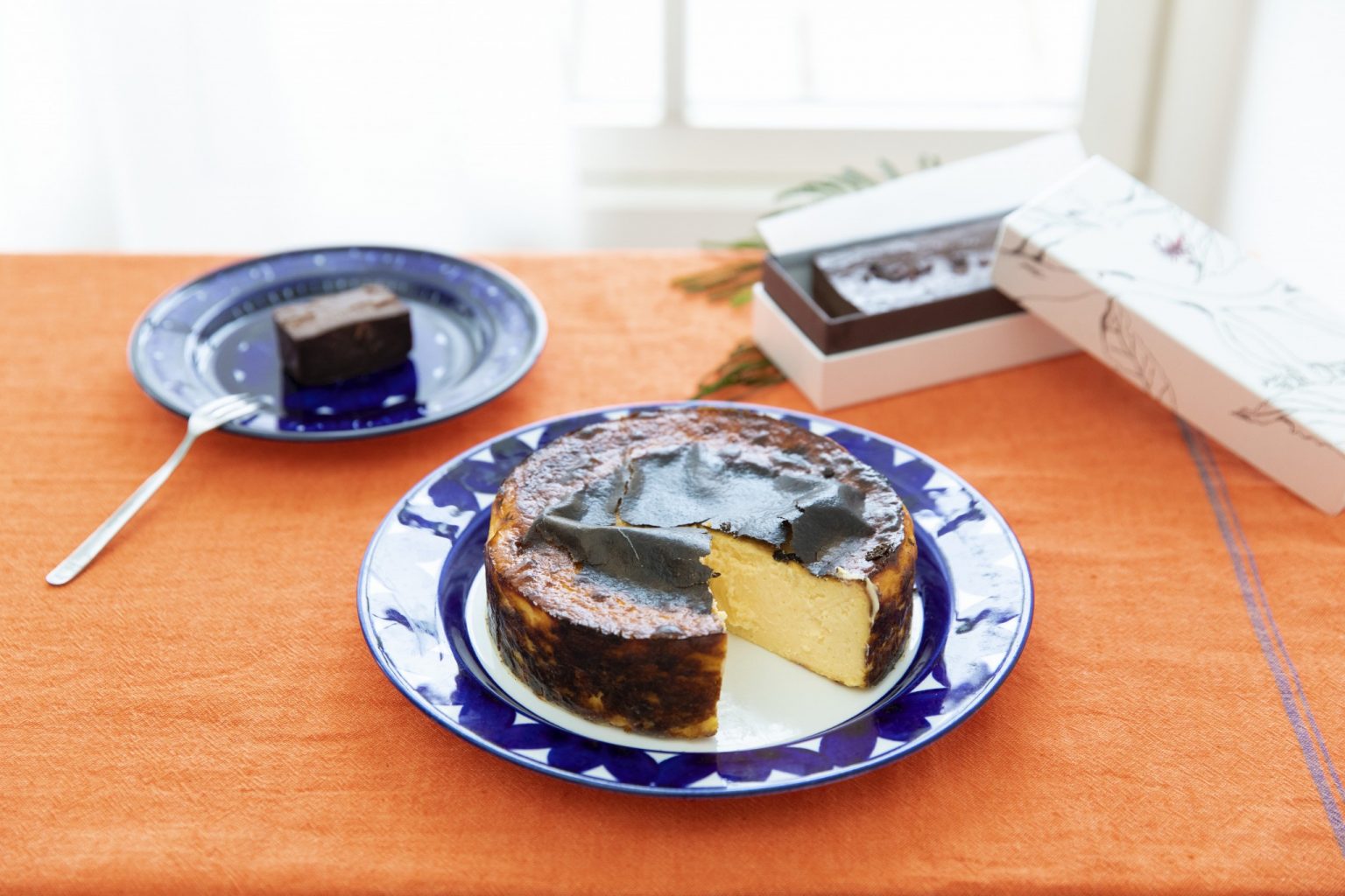 〈Sincère〉のバスク風チーズケーキ、アマゾンカカオのテリーヌ