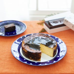 〈Sincère〉のバスク風チーズケーキ、アマゾンカカオのテリーヌ