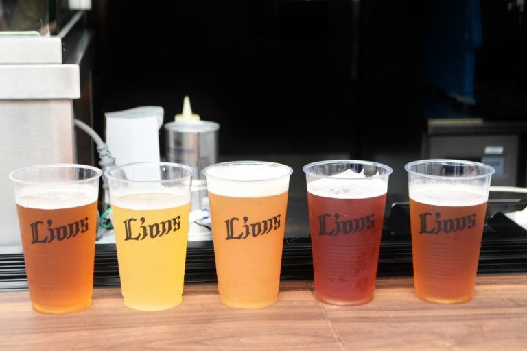 クラフトビールは全8種類。レギュラーは約300ml、ラージは420ml。 所沢〈メットライフドーム〉