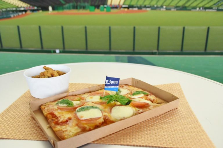 「フレッシュトマトマルゲリータ」レギュラー 1,300円、ハーフ 750円。 所沢〈メットライフドーム〉