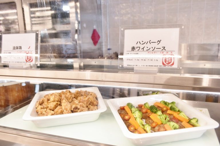 ごはんによく合うホットデリは全4種。 所沢〈メットライフドーム〉