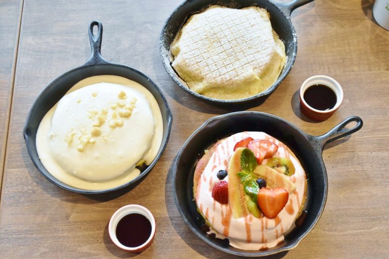 上から「メットライフドームパンケーキ」900円、「フルーツパンケーキ」1,300円、「ココナッツパンケーキ」1,200円。 所沢〈メットライフドーム〉