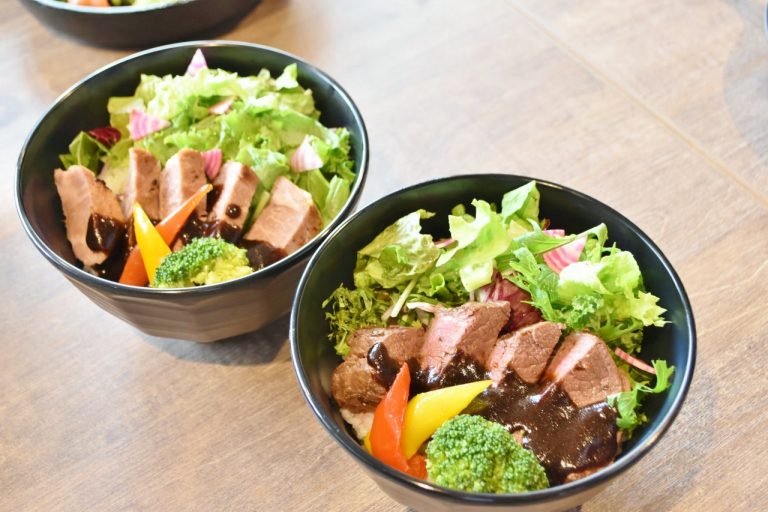 左から「麦冨士豚のステーキ丼」1,300円、「牛フィレステーキ丼」1,500円。 所沢〈メットライフドーム〉