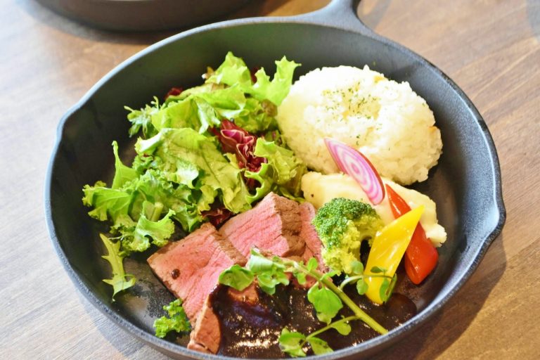 「牛フィレステーキプレート」1,800円。「麦冨士豚のステーキプレート」1,600円もある。 所沢〈メットライフドーム〉