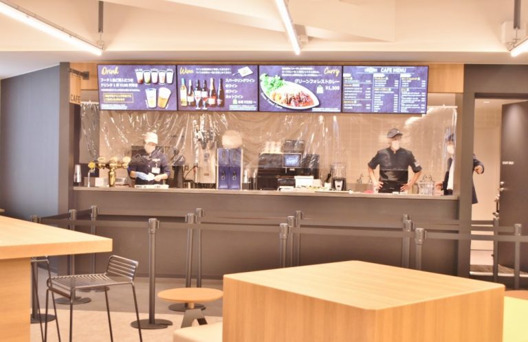 軽食やフレッシュジュース、オーガニックワインなどが購入できる「カフェコーナー」。 所沢〈メットライフドーム〉