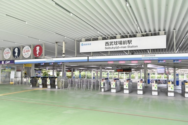 公式戦がある日は観戦者で賑やかになる「西武球場前駅」。 所沢〈メットライフドーム〉