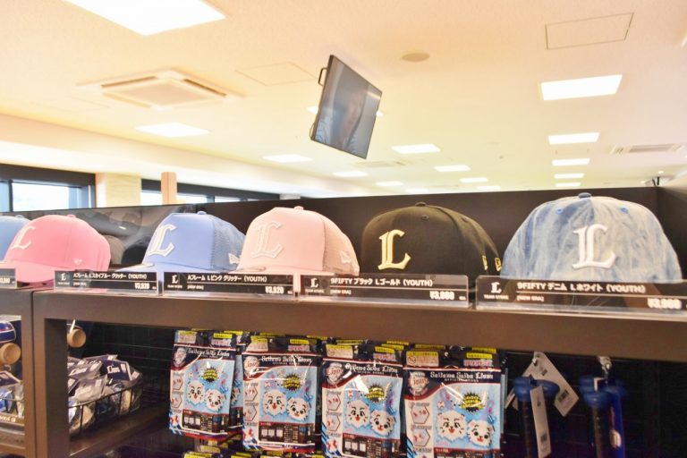 ピンクやデニムなどキャップもオシャレで女子もかぶりやすい! 所沢〈メットライフドーム〉