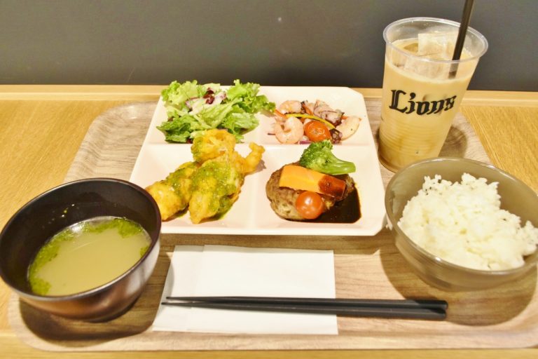 「グリーンフォレスト デリプレート」(パンまたはライス付き )1,300円、スープ150円、カフェラテ400円※セットドリンク100円引き。 所沢〈メットライフドーム〉