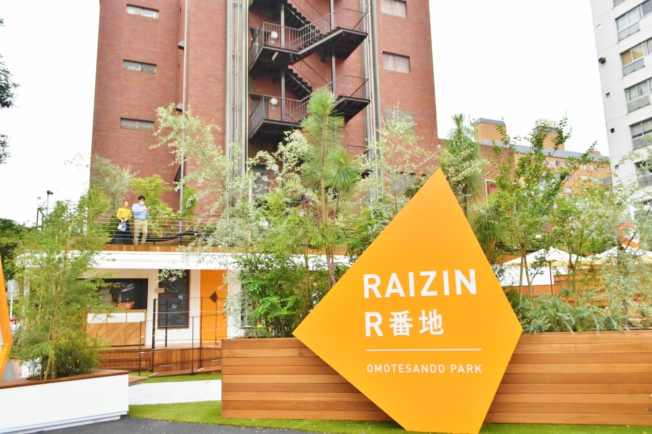 表参道の交差点の一角に登場した〈RAIZIN R番地 OMOTESANDO PARK〉は、黄色い看板が目印。