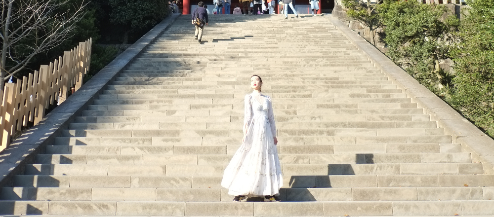 三大八幡宮の一つ、鎌倉〈鶴岡八幡宮〉へ。清々しい気持ちで、美しい参道を散歩。