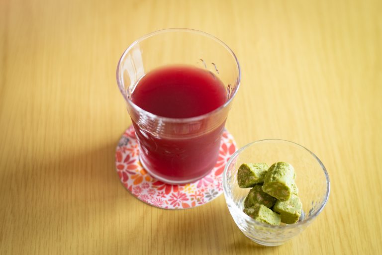 ライターが用意したのは、抹茶のチョコレート菓子。「オレンジ&カシスMix」と一緒にいただいたところ、双方の深い香りと味わいが口中に漂い、思わずうっとり……。 メルシャン ギュギュッと搾ったサングリア