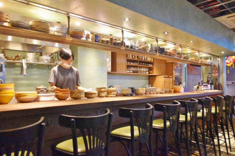 外苑のモダンベトナミーズ〈Ăn Đi〉の新業態〈アンコム〉では、ベトナム料理と日本酒のペアリングが楽しめる。 広尾〈THE RESTAURANT〉