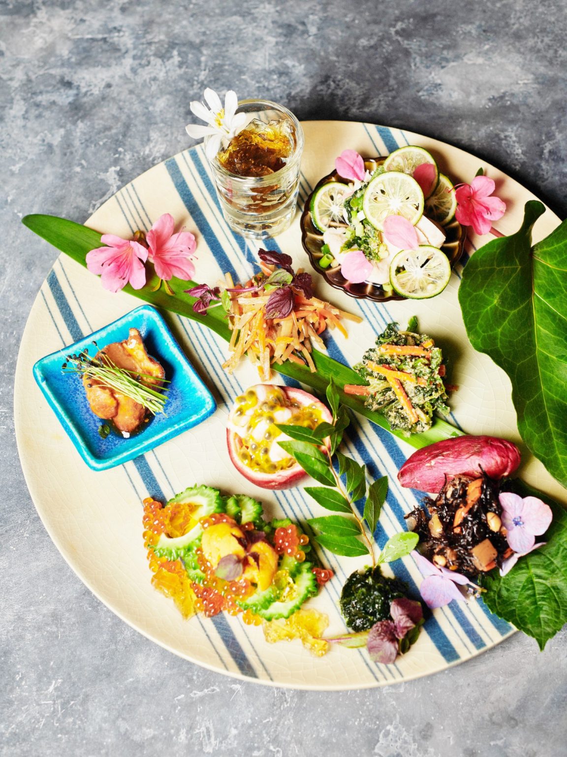 沖縄の伝統料理を見つめなおし、新しい形で提案する〈沖縄ストックストア〉。
