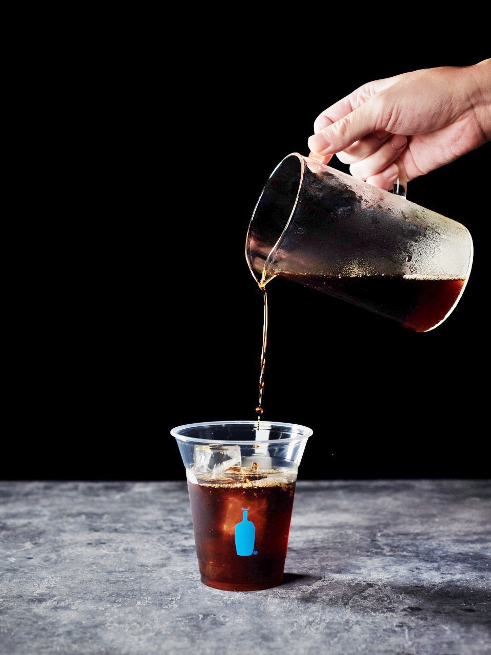 コーヒーの他に、人気定番ブランド 「スリーアフリカズ」のコーヒー豆を漬け込んだ味わい深いペールエールも提供する〈ブルーボトルコーヒー〉。