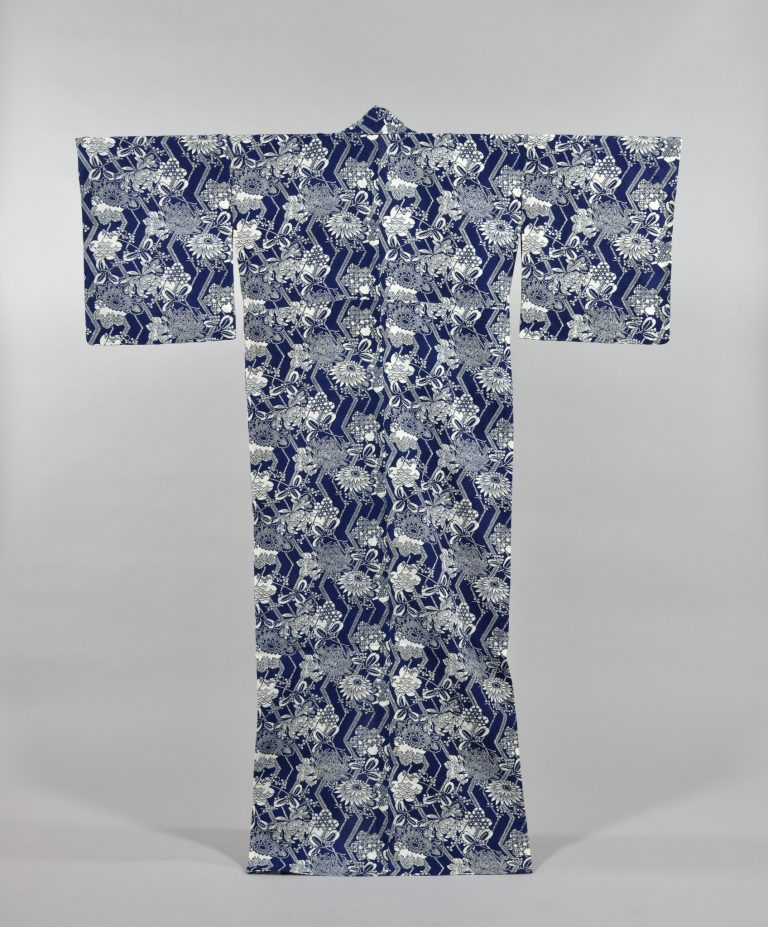 清水幸太郎「紺木綿地立涌菊模様浴衣」1970〜80年代、個人蔵 「藍のファッション」展