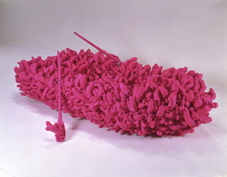 草間彌生《ピンク・ボート》1992年 詰め物入り縫製布、ボート、オール 90×350×180cm 所蔵:名古屋 市美術館 「STARS展:現代美術のスターたち ─日本から世界へ」