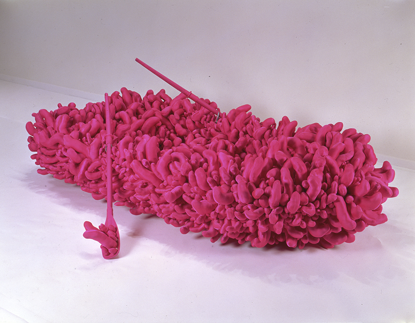 草間彌生《ピンク・ボート》1992年 詰め物入り縫製布、ボート、オール 90×350×180cm 所蔵：名古屋 市美術館