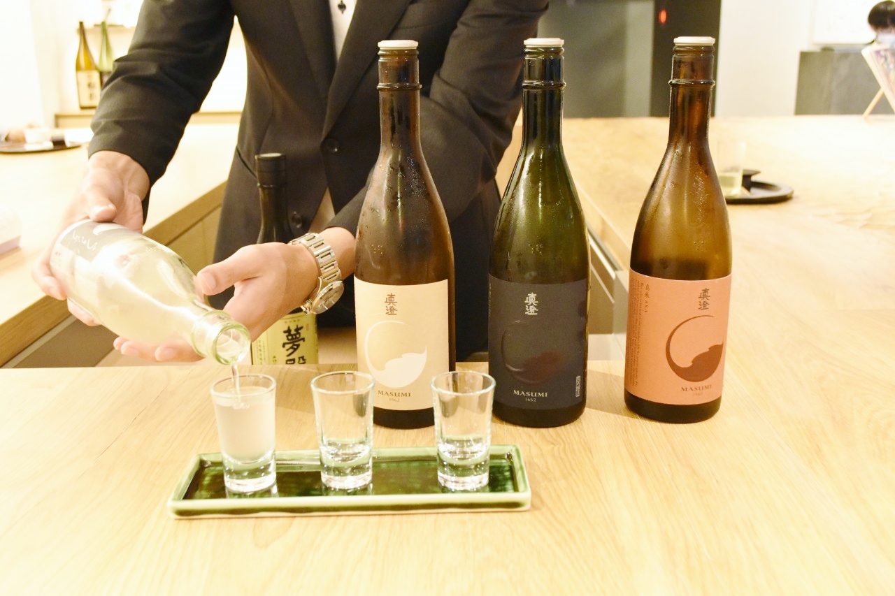 〈Sake-Bar TABLE TSUKI〉では、日本酒の美味しさと向き合える。