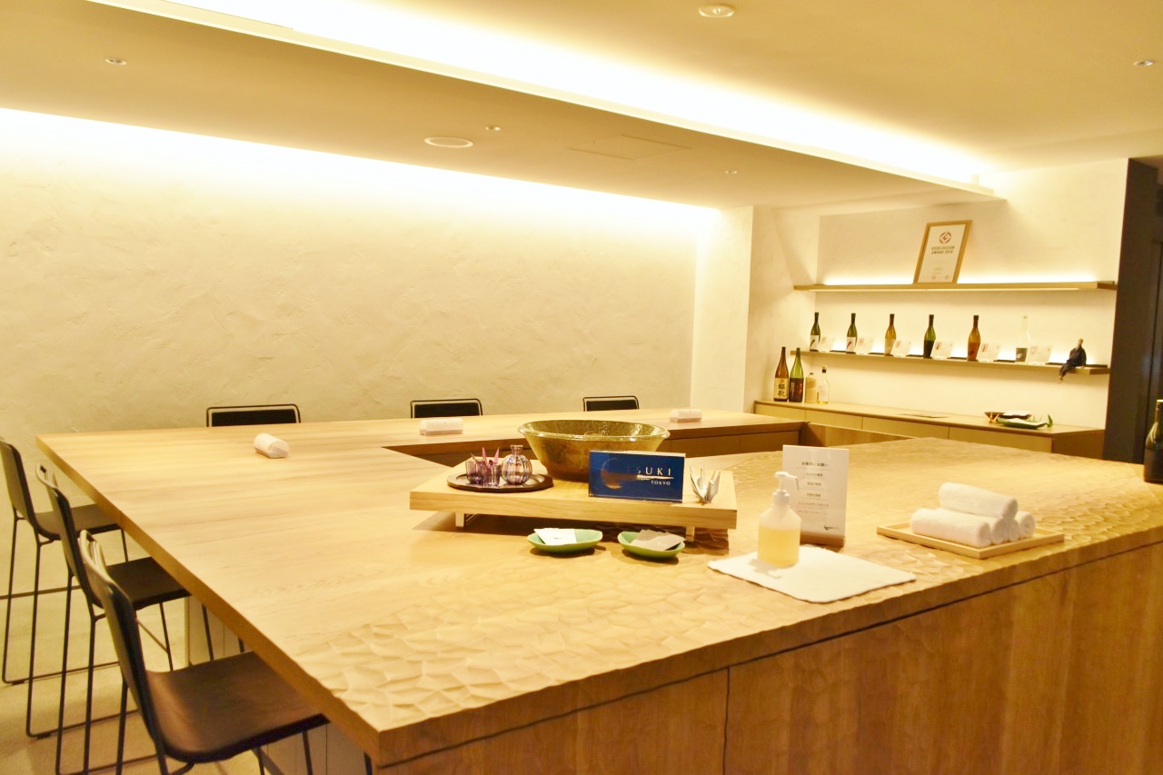 ゲストとホテルを繋ぐ接点の場として大きなテーブルが供えられた〈Sake-Bar TABLE TSUKI〉。