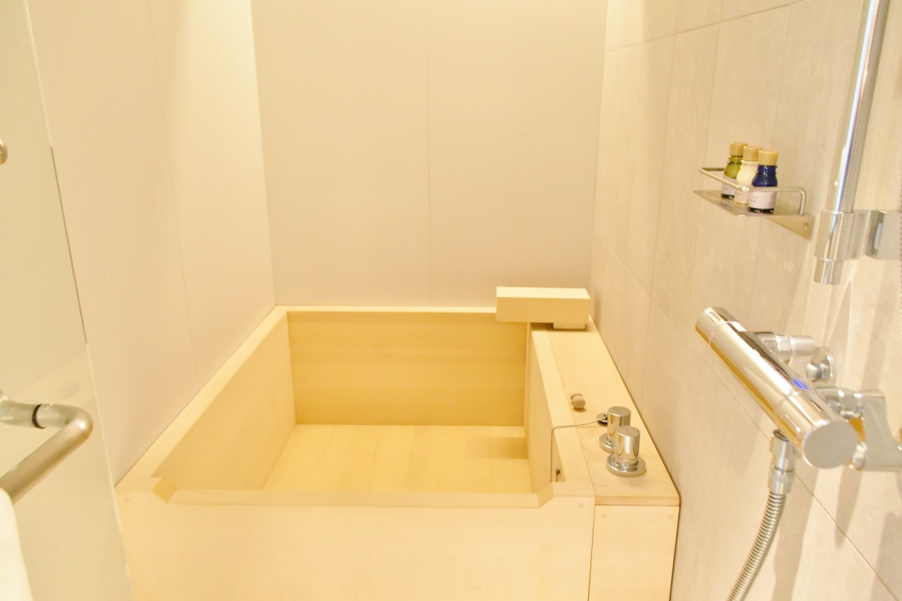 プレミアツインベッドルームの檜風呂。